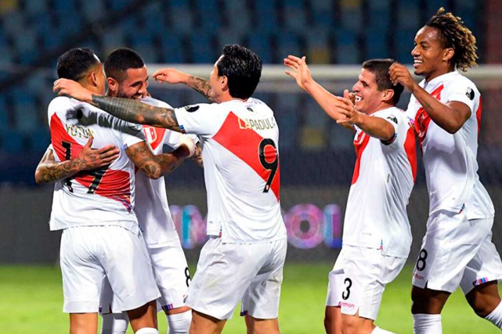 Perú derrotó a Colombia y se mete en la pelea