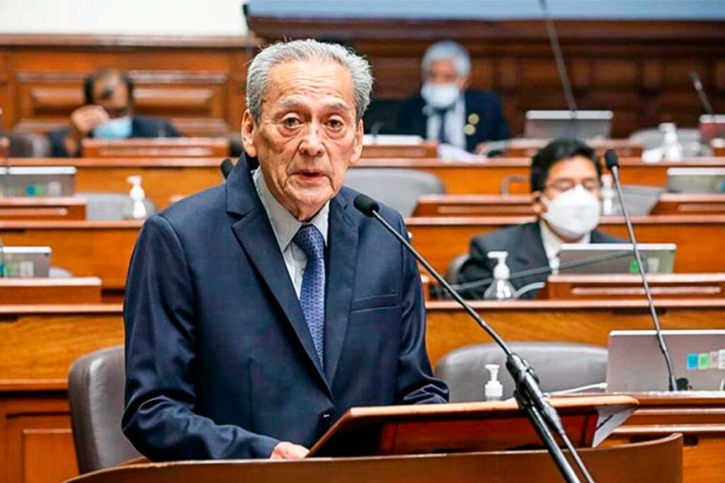 Congreso aprueba censurar al ministro Carlos Gallardo