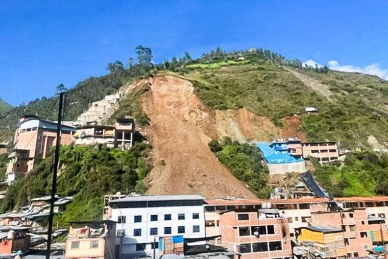 La Libertad: Deslizamiento de tierra sepulta viviendas en el poblado de Retamas