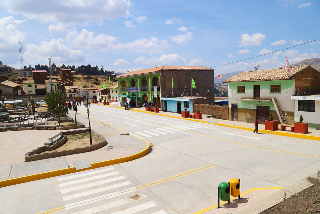 Tinquerccasa se moderniza con pistas y veredas ejecutadas por el Gobierno Regional