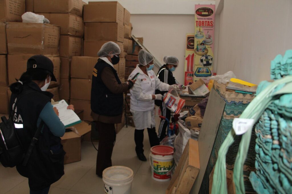 Chilca: Se incautó insumos vencidos y panetones sin registro sanitario