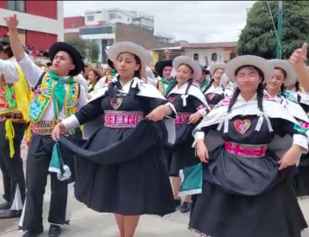 Huancayo celebró con baile masivo el Día Nacional del Huaylarsh en la Plaza Huamanmarca