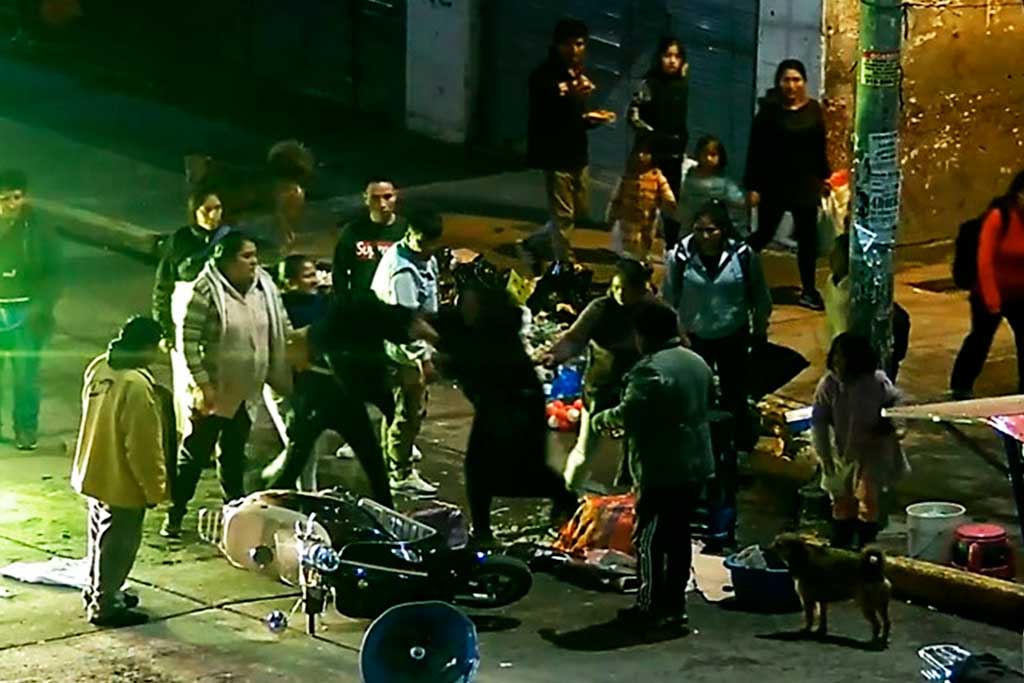 Féminas protagonizan gresca en la vía publica agrediéndose mutuamente