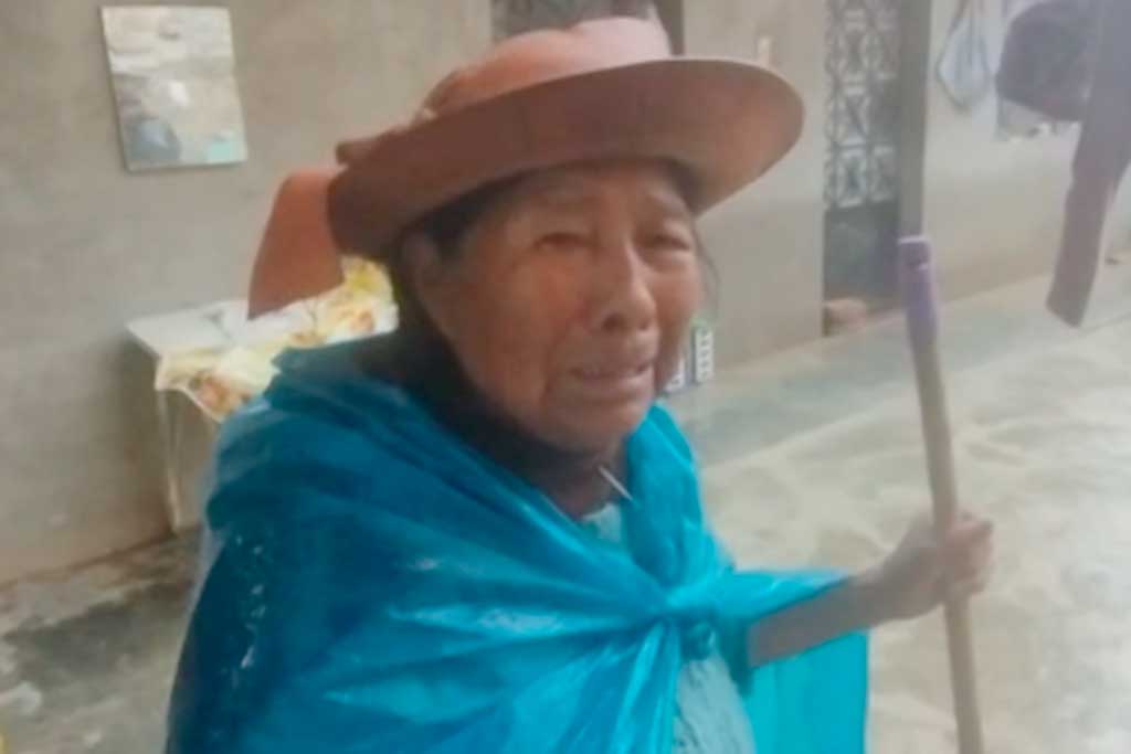 Ancianas piden a llantos ayuda tras viviendas inundadas por el colapso de desagüe