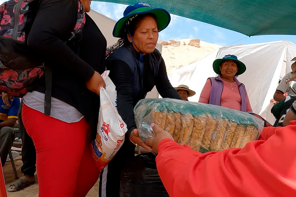 Caja Huancayo se solidariza con población de Secocha en Arequipa y lleva ayuda a damnificados