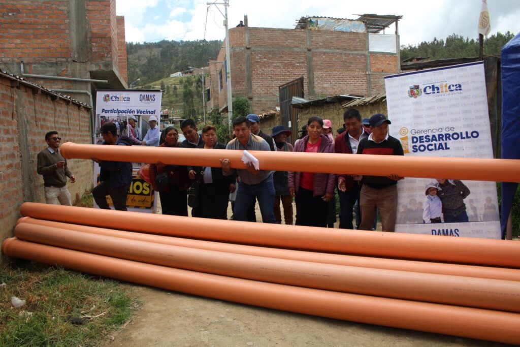 Alcalde de Chilca entregó materiales para la red de alcantarillado en Azapampa