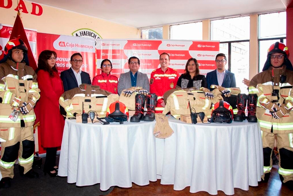 Caja Huancayo dona a bomberos equipos de protección para incendios