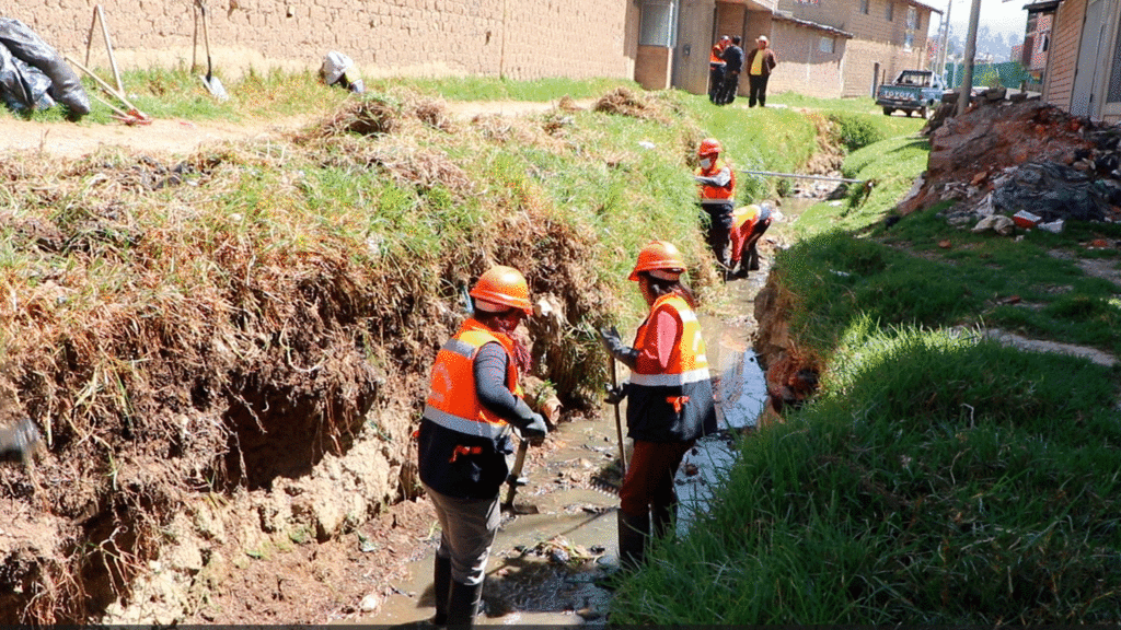 Defensa civil de Municipalidad Provincial de Huancayo continúa con la descolmatación de ríos