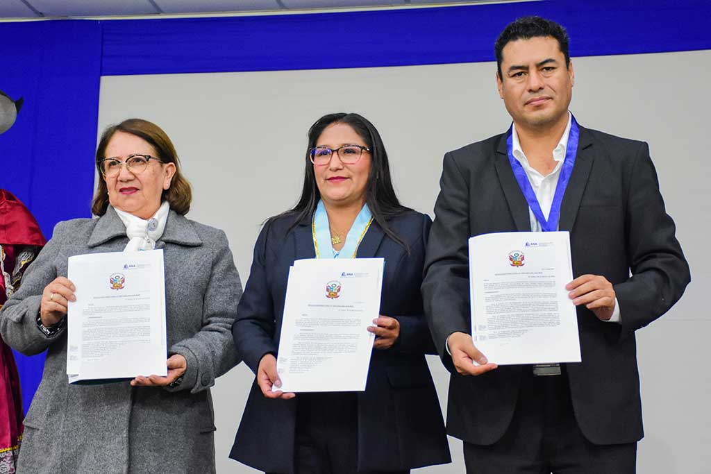 ANA entrega resoluciones de delimitación de faja marginal a gobierno regional y local de Huancavelica