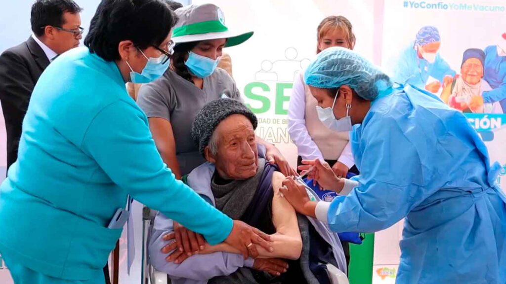 Brigadas de vacunación llevan esperanza a adultos mayores en Coto Coto