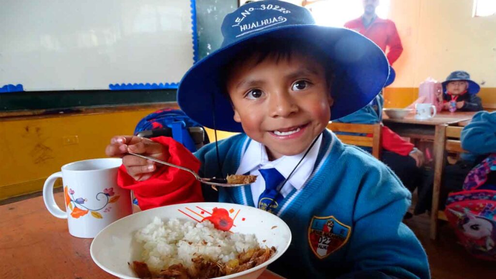 Junín: En institución educativa de Hualhuas niñas y niños de primaria consumen alimentos para estar más atentos en clases