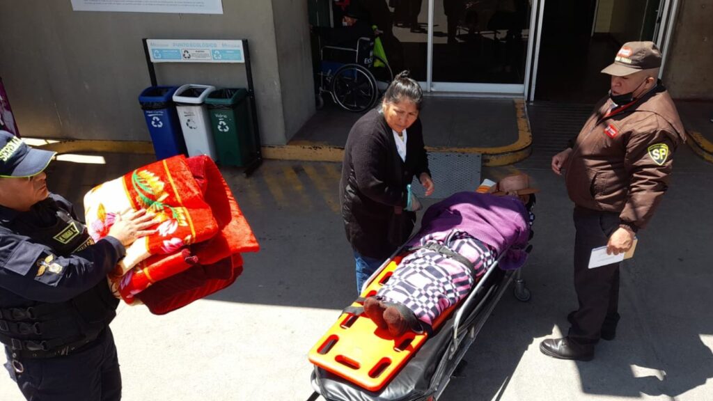 Serenos de Chilca auxilian a anciana de 101 años