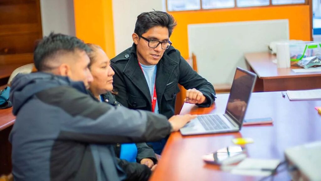 El docente que recuperó el quechua en las aulas